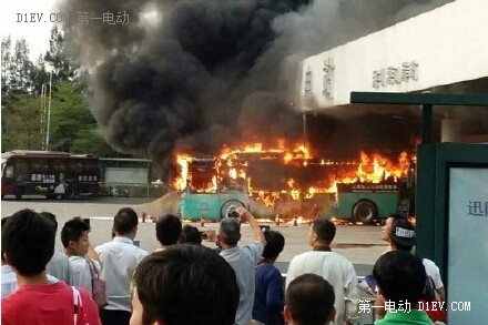 5輛消防車很快將火撲滅，但車輛已經(jīng)完全燒毀。